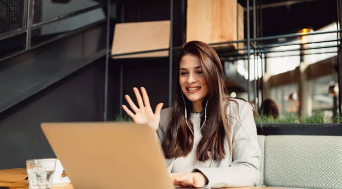 Mulher aprendendo inglês para trabalhar em home office