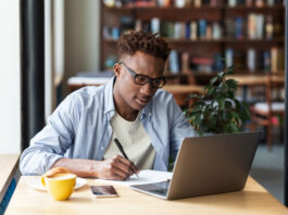 Homem aprendendo a como usar o verbo to use