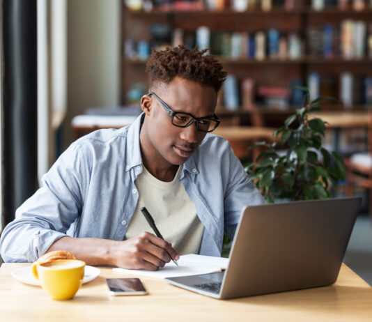 Homem aprendendo a como usar o verbo to use