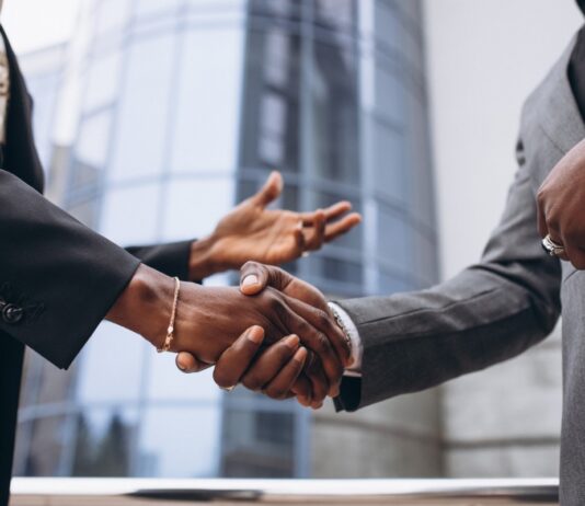 Inglês Para o Mercado de Trabalho: Pessoas fechando negócios e apertando as mãos