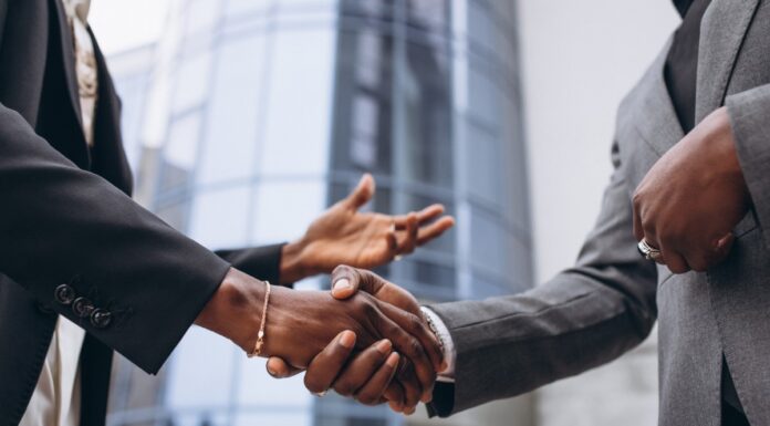 Inglês Para o Mercado de Trabalho: Pessoas fechando negócios e apertando as mãos