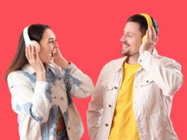 Duas pessoas que estão treinando listening