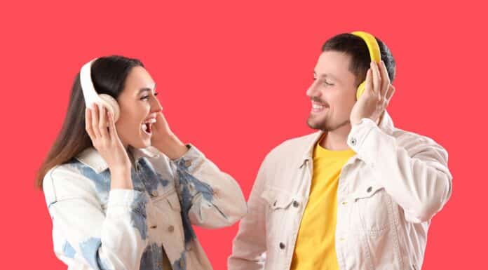 Duas pessoas que estão treinando listening