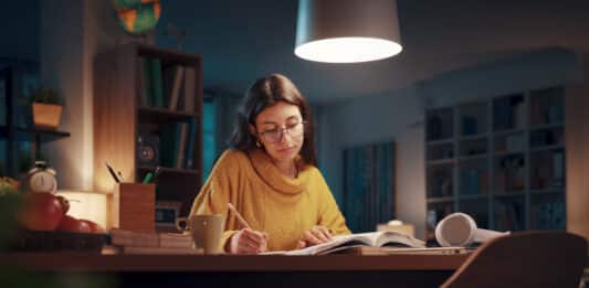 Verbo to need: O que significa e como usar Muher estudando o Verbo to need