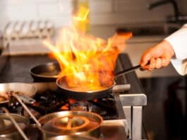 Pessoa cozinhando e usando Vocabulário de culinária em inglês