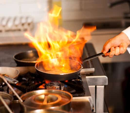Pessoa cozinhando e usando Vocabulário de culinária em inglês