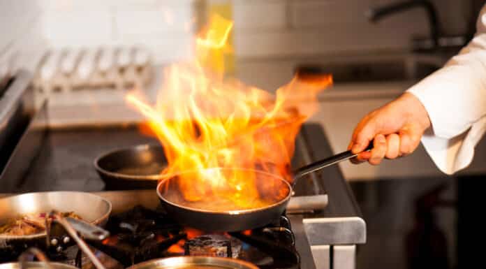 Pessoa cozinhando e usando Vocabulário de culinária em inglês