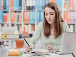 Condicionais em inglês: Como e quando usar Mulher aprendendo sobre condicionais em inglês