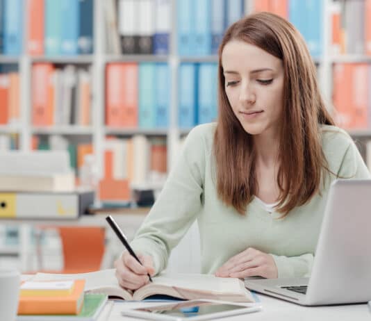 Condicionais em inglês: Como e quando usar Mulher aprendendo sobre condicionais em inglês
