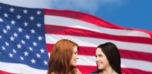 Mulheres praticando o Listening em inglês