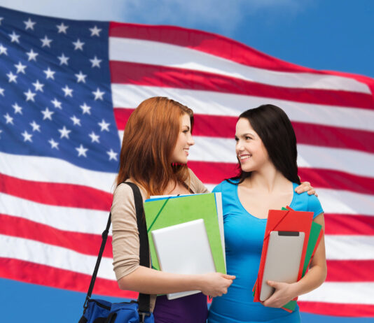 Listening em inglês – Porque é importante e como aprimorá-lo Mulheres praticando o Listening em inglês