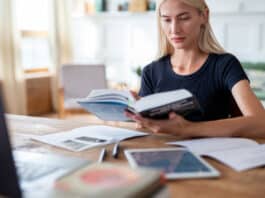 Imersão em inglês: veja 7 dicas para fazer Mulher fazendo uma imersão em inglês