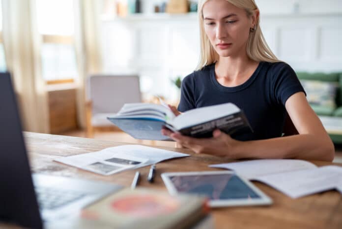 Mulher fazendo uma imersão em inglês