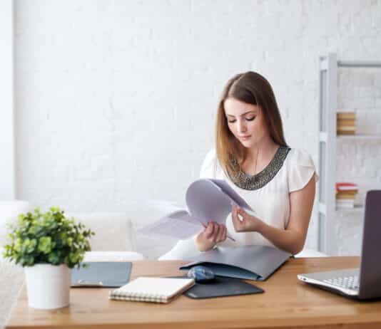 Verbo Will – Um dos principais verbos em inglês no futuro Mulher estudando o Verbo Will