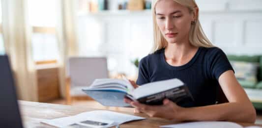 Mulher estudando adjetivos em inglês