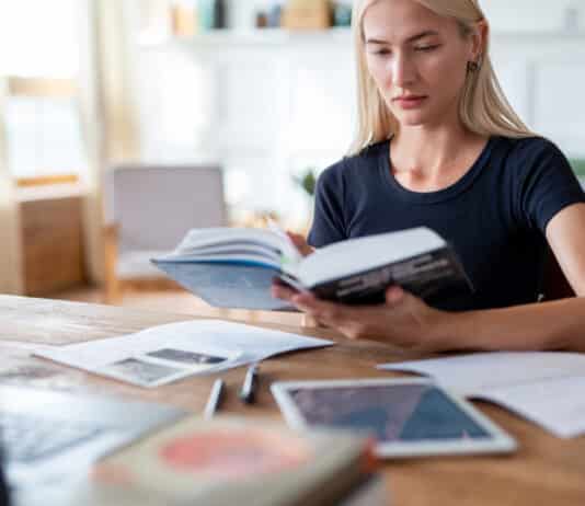 Mulher estudando adjetivos em inglês