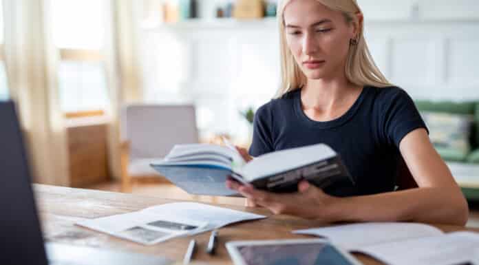 Mulher estudando adjetivos em inglês