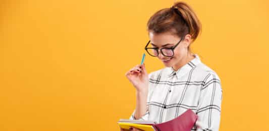 Mulher aprendendo a como usar o hífen em inglês