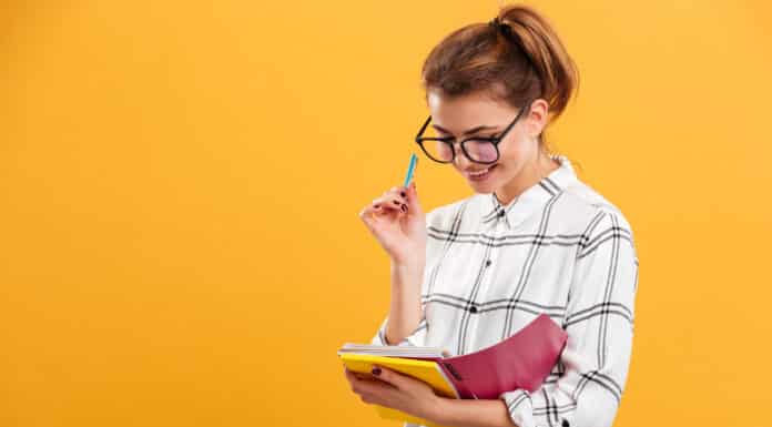 Mulher aprendendo a como usar o hífen em inglês