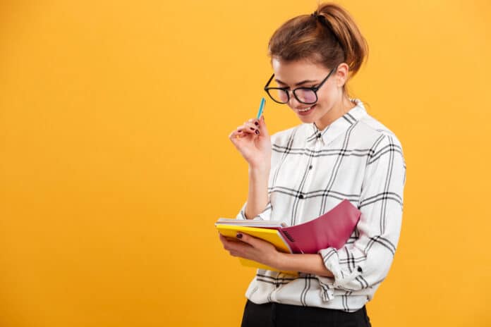 Mulher aprendendo a como usar o hífen em inglês