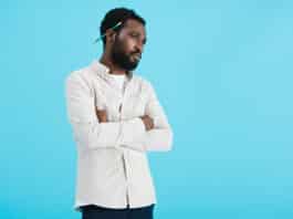 Interjeições em inglês: Como expressar emoções Homem pensando em Interjeições em inglês