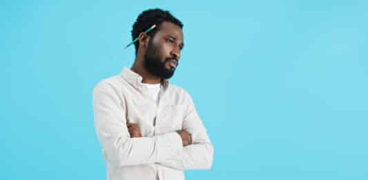 Homem pensando em Interjeições em inglês