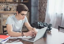 Homem estudando vocabulário de trabalho em inglês