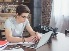 Homem estudando vocabulário de trabalho em inglês