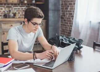 Homem estudando vocabulário de trabalho em inglês