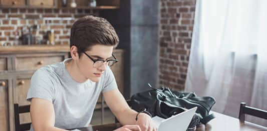 Homem estudando vocabulário de trabalho em inglês