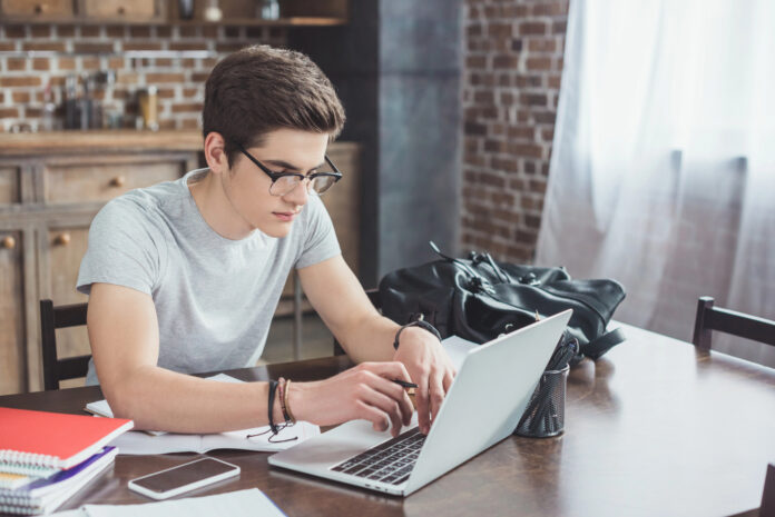 Homem estudando vocabulário de trabalho em inglês