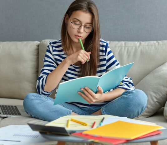 Por onde começar a aprender inglês? Menina se perguntando por onde começar a aprender inglês