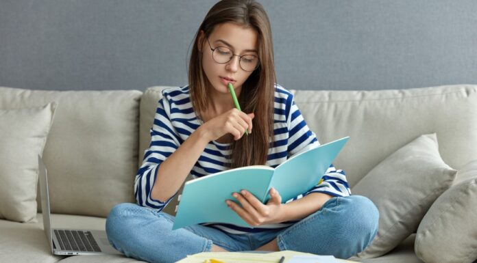 Menina se perguntando por onde começar a aprender inglês