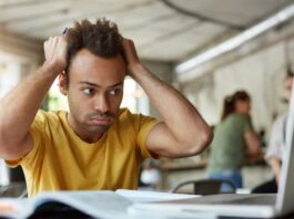 Homem frustrado porque não estar aprendendo inglês