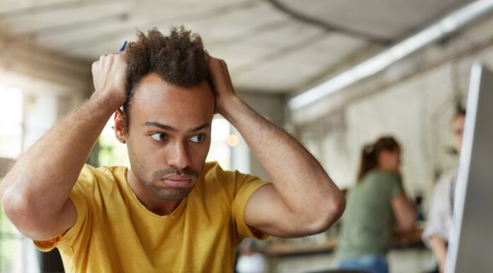 Homem frustrado porque não estar aprendendo inglês