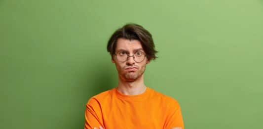 Homem chateado por não saber inglês