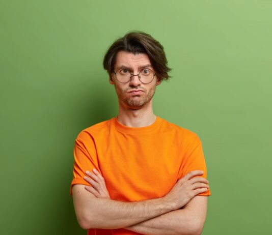 Homem chateado por não saber inglês