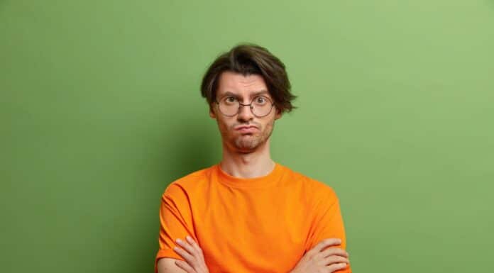 Homem chateado por não saber inglês
