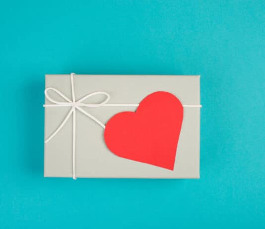 Presentes em inglês: Como escolher, pedir e comprar presentes Imagem de um presente representando: Presentes em inglês