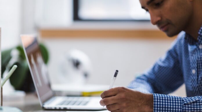 Homem estudando métodos eficientes que vão fazer você aprender inglês mais rápido