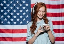 mulher aprendendo inglês no celular