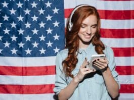 Aprenda inglês fácil com ajuda da tecnologia mulher aprendendo inglês no celular