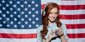 mulher aprendendo inglês no celular