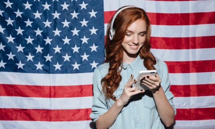 Aprenda inglês fácil com ajuda da tecnologia mulher aprendendo inglês no celular