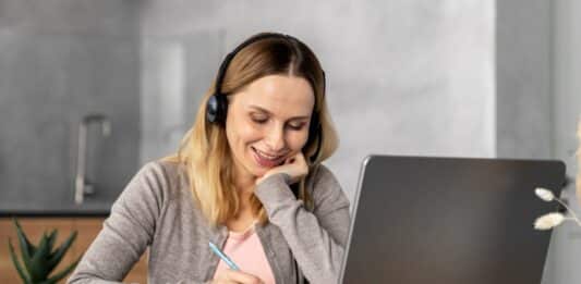 mulher estudando no computador