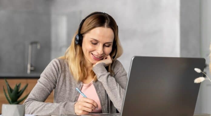 mulher estudando no computador