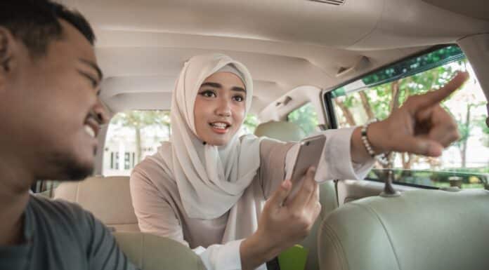mulher mostrando a direção de um local