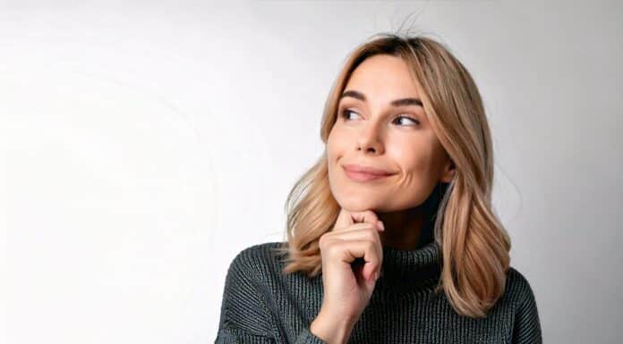 Mulher pensando O que significa aka em inglês