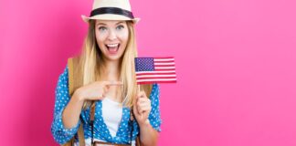 mulher turista com bandeira dos Estados Unidos
