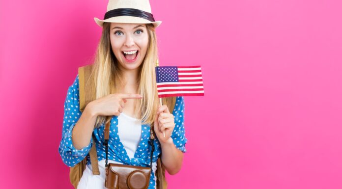 mulher turista com bandeira dos Estados Unidos